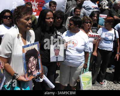 15 février 2007 - États-Unis - les gens tiennent des photos d'êtres chers perdus à cause d'un crime devant un service commémoratif du 14 février 2007 à Rio de Janeiro, au Brésil, pour un garçon qui a été traîné à mort la semaine précédente. (Jack Chang/MCT) (crédit image : © Jack Chang/mct/ZUMAPRESS.com) Banque D'Images