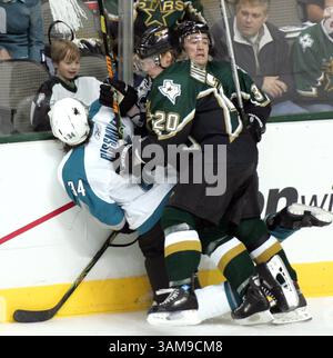 18 février 2007 - États-Unis - les Sharks de San Jose Patrick Rissmiller (à gauche) entrent en collision avec anti Miettinen et Stéphane Robidas des Stars de Dallas le long des planches pendant le match. Les Stars ont battu les Sharks, 5-2, au American Airlines Center de Dallas, Texas, le dimanche 18 février 2007. (Jeffery Washington/Fort Worth Star-TelegramMCT) (image crédit : © Jeffery Washington/mct/ZUMAPRESS.com) Banque D'Images