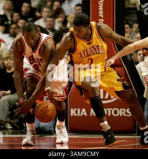 20 février 2007 - États-Unis - Adrian Griffin des Chicago Bulls et Joe Johnson des Atlanta Hawks se battent pour un ballon lâche dans le deuxième quart-temps au United Center à Chicago, Illinois, mardi 20 février 2007. (Terrence Antonio James/Chicago Tribune/MCT) (image crédit : © Terrence Antonio James/mct/ZUMAPRESS.com) Banque D'Images
