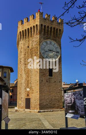 La Tour Gualtieri se dresse dans le vieux centre historique de San Benedetto del Tronto, sur la Piazza Giuseppe Sacconi. San Benedetto del Tronto, Marches Banque D'Images