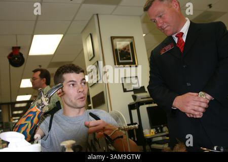 16 mars 2007 - États-Unis - le représentant de l'État de Géorgie Allen Freeman écoute Darrell Salzman, 27 ans, de Hayward, Wisconsin, décrire comment une explosion de bombe près du camp Anaconda, au nord de Bagdad, a enlevé son bras droit et un doigt sur sa main gauche l'année dernière. Salzman, un pêcheur de mouches passionné, était dans le service professionnel du Walter Reed Army Medical Center vendredi 16 mars 2007, apprenant comment attacher des mouches de pêche artisanales avec son nouveau bras prothétique. Le bras est couvert d'un motif de flamme qui ressemble à un tatouage, un choix populaire auprès de nombreux soldats qui ont été blessés dans la guerre. (Drew Brown/MCT) (crédit image : © Banque D'Images