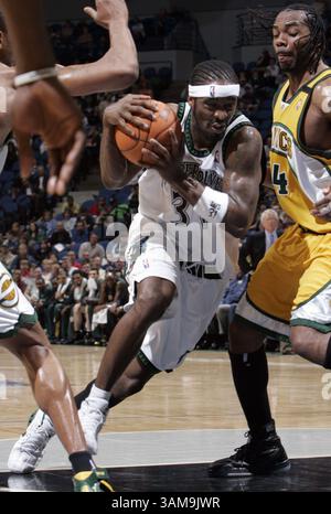 27 mars 2007 - É.-U. - Ricky Davis (31) des Timberwolves du Minnesota se dirige vers le panier au premier quart contre Chris Wilcox, l'attaquant des Seattle SuperSonics, au Target Center de Minneapolis, au Minnesota, le mardi 27 mars 2007. (Carlos Gonzalez/Minneapolis Star Tribune/MCT) (image crédit : © Carlos Gonzalez/mct/ZUMAPRESS.com) Banque D'Images