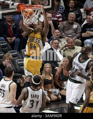 27 mars 2007 - États-Unis - Minnesota Timberwolves Marko Jaric (55 ans), Ricky Davis (31 ans) et Kevin Garnett (21 ans) regardent l'attaquant des Seattle SuperSonics Chris Wilcox (54 ans) assommer le ballon au quatrième quart-temps au Target Center de Minneapolis, Minnesota, le mardi 27 mars 2007. (Carlos Gonzalez/Minneapolis Star Tribune/MCT) (image crédit : © Carlos Gonzalez/mct/ZUMAPRESS.com) Banque D'Images