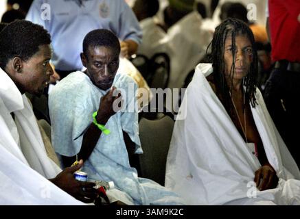 28 mars 2007 - États-Unis - les migrants haïtiens attendent des soins médicaux supplémentaires à l'intérieur de la station de secours d'incendie de Hallandale Beach tôt mercredi sur Hallandale Beach en Floride, le 28 mars 2007. Plus de 100 migrants haïtiens affamés ont traversé les vagues et ont atterri à terre après que leur voilier en bois fragile s'est échoué. (Marsha Halper/Miami Herald/MCT) (image crédit : © Marsha Halper/mct/ZUMAPRESS.com) Banque D'Images