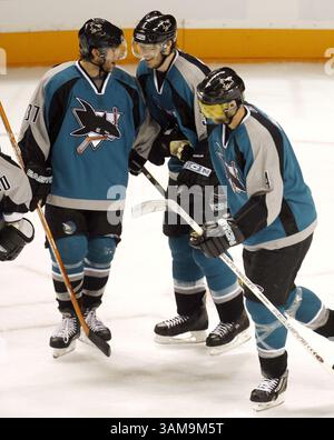 1er avril 2007 - États-Unis - Curtis Brown (à gauche) et Kyle McLaren (à droite) des Sharks de San Jose félicitent le centre Patrick Rissmiller après son but de troisième période contre les Kings de Los Angeles. Les Sharks ont battu les Kings, 6-2, au HP Pavilion à San Jose, Californie, le dimanche 1er avril 2007. (Meri Simon/San Jose Mercury News/MCT) (image crédit : © Meri Simon/mct/ZUMAPRESS.com) Banque D'Images