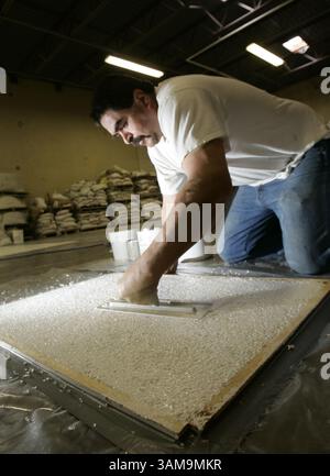 16 janvier 2000 - États-Unis - Javier Hernandez finit une dalle d'enviroglas comme il crée une résine blanche avec du verre transparent dans une surface solide stratifiés avec des agrégats de verre recyclé qui peuvent ressembler beaucoup au terrazzo mais peuvent être de toutes les couleurs et les agrégats peuvent être dans n'importe quel nombre de combinaisons. (Ralph Lauer/Fort Worth Star-Telegram/MCT) (crédit image : © Ralph Lauer/mct/ZUMAPRESS.com) Banque D'Images
