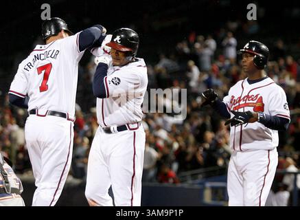 10 avril 2007 - États-Unis - pour célébrer son homer de trois manches, Jeff Francoeur, à gauche, célèbre avec Andruw Jones, au centre, et Edgar Renteria, à droite, lors du match des Braves contre les nationaux de Washington le mardi 10 avril 2007, à Atlanta, en Géorgie. (Jenni Girtman/Atlanta Journal-Constitution/MCT) (image crédit : © Jenni Girtman/mct/ZUMAPRESS.com) Banque D'Images
