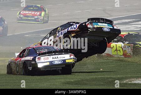 15 avril 2007 - États-Unis - Ricky Rudd (88 ans) se met dans les airs après avoir rencontré David Ragan (6 ans) au deuxième tour de la NASCAR Nextel Cup Samsung 500 au Texas Motor Speedway à Fort Worth, Texas, le dimanche 15 avril 2007. (Gregg Ellman/Fort Worth Star-Telegram/MCT) (image crédit : © Gregg Ellman/mct/ZUMAPRESS.com) Banque D'Images