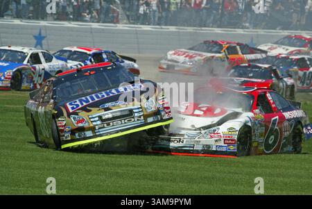 15 avril 2007 - États-Unis - Ricky Rudd (88 ans) entre en collision avec Davad Ragan au deuxième tour de la NASCAR Nextel Cup Samsung 500 au Texas Motor Speedway de Fort Worth, Texas, le dimanche 15 avril 2007. (David Kent/Fort Worth Star-Telegram/MCT) (image crédit : © David Kent/mct/ZUMAPRESS.com) Banque D'Images
