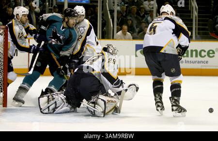 18 avril 2007 - États-Unis - Patrick Rissmiller des Sharks de San Jose combat pour la rondelle devant Tomas Vokoun, gardien des Predators de Nashville, en première période au HP Pavilion pendant le match 4 de la première ronde des éliminatoires de la LNH à San Jose, en Californie, le mercredi 18 avril 2007. (Meri Simon/San Jose Mercury News/MCT) (image crédit : © Meri Simon/mct/ZUMAPRESS.com) Banque D'Images