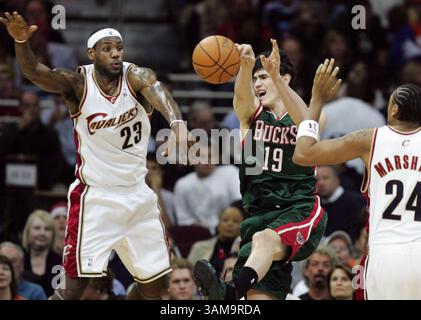 18 avril 2007 - États-Unis - Lebron James (à gauche) des cavaliers de Cleveland frappe Ersan Ilyasova des Bucks de Milwaukee en première mi-temps le mercredi 18 avril 2007, à Cleveland, Ohio. (Lew Stamp/Akron Beacon Journal/MCT) (crédit image : © Lew Stamp/mct/ZUMAPRESS.com) Banque D'Images