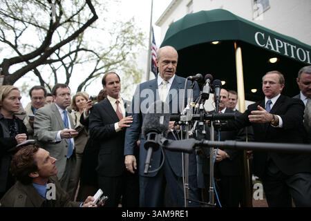 18 avril 2007 - États-Unis - flanqué par le Rep. Zack Womp (R-TN), à gauche, et le Rep. Steve Buyer (R-IN), à droite, l'acteur et ancien sénateur du Tennessee Fred Thompson s'adresse aux membres de la Chambre républicaine devant le Capitol Hill Club sur Capitol Hill à Washington D.C. le mercredi 18 avril 2007. (Chuck Kennedy/MCT) (crédit image : © Chuck Kennedy/mct/ZUMAPRESS.com) Banque D'Images