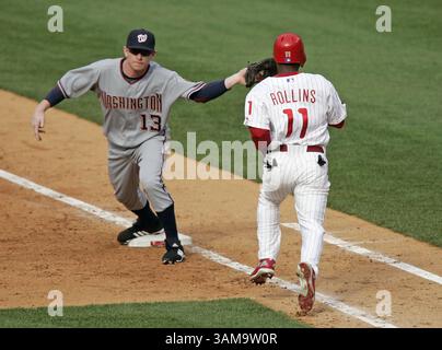 26 avril 2007 - États-Unis - Jimmy Rollins des Phillies de Philadelphie tombe au premier joueur de base des Washington Nationals Robert Flick qui prend un large lancer du lanceur Shawn Hill dans la huitième manche au Citizens Bank Park à Philadelphie, Pennsylvanie, le jeudi 26 avril 2007. Les Nationals ont battu les Phillies 4-2. (Michael Perez/Philadelphia Inquirer/MCT) (image crédit : © Michael Perez/mct/ZUMAPRESS.com) Banque D'Images