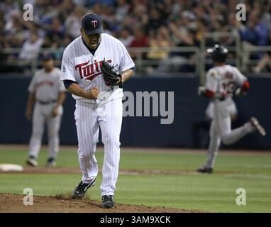 4 mai 2007 - États-Unis - le joueur des Twins du Minnesota Carlos Silva célèbre alors qu'un fly ball de Julio Lugo des Boston Red Sox est attrapé par Josh Rabe pour terminer la cinquième manche au Metrodome de Minneapolis, Minnesota, vendredi 4 mai 2007. (Jeff Wheeler/Minneapolis Star Tribune/MCT) (image crédit : © Jeff Wheeler/mct/ZUMAPRESS.com) Banque D'Images