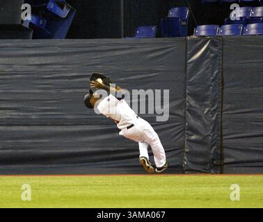 9 mai 2007 - É.-U. - Minnesota Twins Torii Hunter fait une prise contre le mur central en cinquième manche contre les White Sox de Chicago à Minneapolis, Minnesota, le mercredi 9 mai 2007. (Marline Levison/Minneapolis Star Tribune/MCT) (image crédit : © Marlin Levison/mct/ZUMAPRESS.com) Banque D'Images