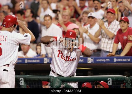 11 mai 2007 - États-Unis - Ryan Howard (au centre) des Phillies de Philadelphie félicite Pat Burrell (à gauche) après trois coups de circuit de Burrell en quatrième manche contre les Cubs de Chicago au Citizens Bank Park à Philadelphie, Pennsylvanie, le vendredi 11 mai 2007. (Jerry Lodriguss/Philadelphia Inquirer/MCT) (image de crédit : © Jerry Lodriguss/mct/ZUMAPRESS.com) Banque D'Images