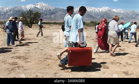 10 mai 2007 - États-Unis - dans cette capture d'image vidéo, le visiteur Zaki Syed porte une valise, symbolique de ce que les Américains japonais ont été autorisés à apporter avec eux alors qu'ils ont été enlevés de leurs maisons avec seulement deux sacs et déplacés dans des camps d'internement éloignés pendant la seconde Guerre mondiale dans les états occidentaux. (Andy Alfaro/Sacramento Bee/MCT) (crédit image : © Andy Alfaro/mct/ZUMAPRESS.com) Banque D'Images