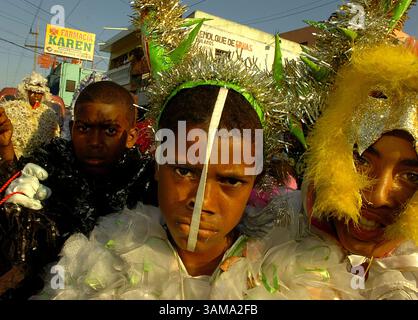 7 avril 2007 - États-Unis - échauffement pour le grand carnaval de Saint-Domingue, en République dominicaine, les habitants de ''Cristo Rey'' ont organisé un défilé improvisé, marchant dans les rues de leur quartier. Ici, Capellan Dominquez, au centre, et Anthony Rosario ouvrent la voie. (Candace Barbot/Miami Herald/MCT) (crédit image : © Candace Barbot/mct/ZUMAPRESS.com) Banque D'Images