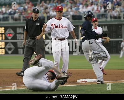 15 mai 2007 - États-Unis - Adam Eaton, lanceur des Phillies de Philadelphie, tombe après avoir repéré Tony Gwynn de Milwaukee Brewers sur une tentative de bunt au Citizens Bank Park à Philadelphie, Pennsylvanie, le mercredi 15 mai 2007. (Ron Cortes/Philadelphia Inquirer/MCT) (crédit image : © Ron Cortes/mct/ZUMAPRESS.com) Banque D'Images