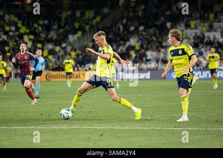Nashville, États-Unis. 12 avril 2025. L’attaquant de Nashville SC Sam Surridge (9) contrôle le ballon lors de la deuxième mi-temps contre le Real Salt Lake au GEODIS Park à Nashville, Tennessee, le 12 avril 2025. (Photo de Kindell Buchanan/Sipa USA) crédit : Sipa USA/Alamy Live News Banque D'Images