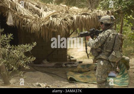 27 mai 2007 - États-Unis - Un soldat de l'armée américaine du 1er bataillon du 12e régiment de cavalerie nettoie un camp de prisonniers présumé d'Al-Qaïda au Sud de Baqubah, Irak, 27 mai 2007. Les soldats américains ont libéré 41 hommes du camp. (Staff Sgt. Martin K. Newton/US Army/MCT) (image crédit : © Staff Sgt. Martin K Newton/mct/ZUMAPRESS.com) Banque D'Images