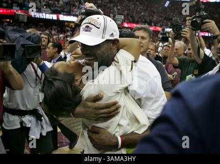 2 juin 2007 - É.-U. - L'attaquant des cavaliers de Cleveland LeBron James, à droite, reçoit un câlin de sa petite amie Savannah Brinson, à gauche, après la victoire des cavaliers 98-82 contre les pistons de Détroit dans le sixième match de la finale de la NBA Eastern Conference à Quicken Loans Arena le samedi 2 juin 2007, à Cleveland, Ohio. Les cavaliers remportent la série 4-2. (Ed Suba Jr./Akron Beacon Journal/MCT) (image de crédit : © Ed Suba Jr/mct/ZUMAPRESS.com) Banque D'Images