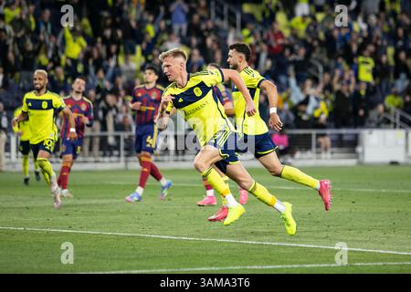 Nashville, États-Unis. 12 avril 2025. L’attaquant de Nashville SC Sam Surridge (9) court pour célébrer après avoir marqué un but en deuxième mi-temps contre le Real Salt Lake au parc GEODIS à Nashville, Tennessee, le 12 avril 2025. (Photo de Kindell Buchanan/Sipa USA) crédit : Sipa USA/Alamy Live News Banque D'Images