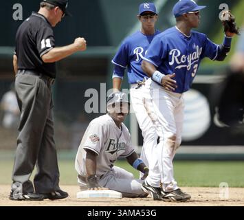 17 juin 2007 - États-Unis - Hanley Ramirez des Marlins de Floride est appelé après avoir tenté de sceller une base en sixième manche contre les Royals de Kansas City le dimanche 17 juin 2007, au stade Kauffman de Kansas City, Missouri. Les Royals battent les Marlins 5-4. (Chris Oberholtz/Kansas City Star/MCT) (image crédit : © Chris Oberholtz/mct/ZUMAPRESS.com) Banque D'Images