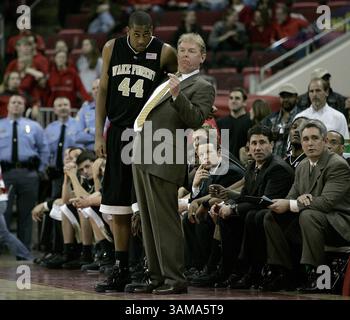 28 février 2007 - États-Unis - L'entraîneur de basket-ball chef de Wake Forest Skip Prosser est décédé. Prosser avait 56 ans. Dans cette photo de dossier de 2006, l’entraîneur Skip Prosser parle avec David Weaver lors de leur match contre l’État de Caroline du Nord. (Ted Richardson/Raleigh News & observer/MCT) (image crédit : © Ted Richardson/mct/ZUMAPRESS.com) Banque D'Images