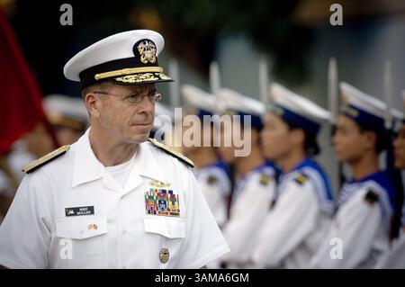 20 juin 2007 - États-Unis - le chef des opérations navales (CNO), l'amiral Mike Mullen, inspecte les marins de la Marine populaire vietnamienne lors d'une cérémonie d'accueil pour souligner sa visite à Hai Phong, au Vietnam, le 20 juin 2007. L'administration Bush a choisi l'amiral Mike Mullen pour remplacer le génie de Marine Peter Pace comme président des chefs d'état-major interarmées. (Chad J. McNeeley/US Navy News photo/MCT) (crédit image : © Chad J. Mcneeley/mct/ZUMAPRESS.com) Banque D'Images