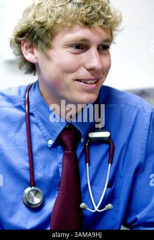 6 juillet 2007 - États-Unis - Nathan Beerling, stagiaire de l'école de médecine de Duluth de l'Université du Minnesota, sourit en écoutant Doreen Mossberg de Sturgeon Lake parler de son fils d'un an, Lukas, lors d'un examen à la Gateway Clinic de Moose Lake, le 10 juillet 2007. (Clint Austin/Duluth News-Tribune/MCT) (image crédit : © Clint Austin/mct/ZUMAPRESS.com) Banque D'Images