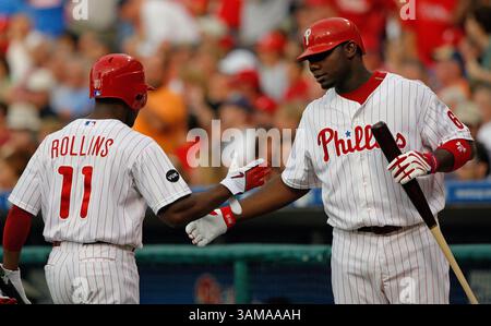 13 juillet 2007 - U.S. - Ryan Howard des Philadelphia Phillies félicite Jimmy Rollins après que Rollins ait marqué sur une erreur de lancer par Kip Wells de Louis Cardinals en première manche. Le vendredi 13 juillet 2007, à Philadelphie, Pennsylvanie. (Jerry Lodriguss/Philadelphia Inquirer/MCT) (image de crédit : © Jerry Lodriguss/mct/ZUMAPRESS.com) Banque D'Images