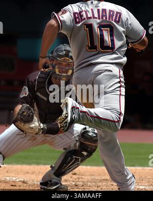 15 juillet 2007 - États-Unis - Florida Marlins Catcher Miguel Olivo, à gauche, étiquette Ronnie Belliard (10) des Washington Nationals, dimanche 15 juillet 2007, au Dolphins Stadium de Miami, Floride. Les Marlins ont gagné 5-3. (Walter Michot/Miami Herald/MCT) (image crédit : © Walter Michot/mct/ZUMAPRESS.com) Banque D'Images