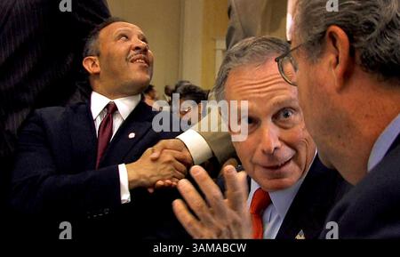 25 juillet 2007 - États-Unis - New York City Mayor Michael Bloomberg (au centre) visite le président de Shell Oil John Hofmeister (à droite) et le président de la National Urban League Marc Morial (à gauche) lors d'un déjeuner le premier jour du congrès de la Urban League à Louis, Missouri, le mercredi 25 juillet 2007. (Robert Cohen/préparé Louis Post-Dispatch/MCT) (crédit image : © Robert Cohen/mct/ZUMAPRESS.com) Banque D'Images