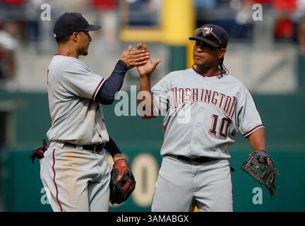 26 juillet 2007 - États-Unis - les Nationals de Washington Felipe Lopez (à gauche) et Ronnie Belliard se félicitent mutuellement après la finale de la victoire contre les Phillies de Philadelphie au Citizens Bank Park à Philadelphie, Pennsylvanie, le jeudi 26 juillet 2007. Les Nationals ont battu les Phillies 7-6. (Jerry Lodriguss/Philadelphia Inquirer/MCT) (image de crédit : © Jerry Lodriguss/mct/ZUMAPRESS.com) Banque D'Images