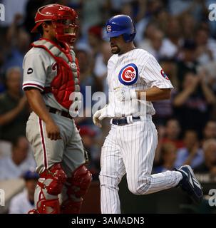 2 août 2007 - TIMBRE, États-Unis - Jason Kendall des Chicago Cubs marque devant Carlos Ruiz, receveur des Philadelphia Phillies, en deuxième manche au Wrigley Field à Chicago, Illinois, le mercredi 1er août 2007. (Nuccio DiNuzzo/Chicago Tribune/MCT) (image crédit : © Nuccio Dinuzzo/mct/ZUMAPRESS.com) Banque D'Images