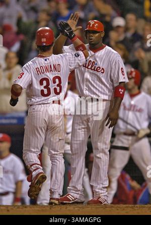 22 août 2007 - É.-U. - Ryan Howard (à droite), premier joueur des Philadelphia Phillies, félicite Aaron Rowan, qui a frappé un coup de circuit à deux coups en quatrième manche contre les Dodgers de Los Angeles le mardi 21 août 2007, à Philadelphie, en Pennsylvanie. Les Phillies ont battu les Dodgers 5-4. (Clem Murray/Philadelphia Inquirer/MCT) (crédit image : © Clem Murray/mct/ZUMAPRESS.com) Banque D'Images