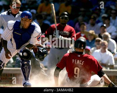 31 août 2007 - États-Unis - Henry Blanco, catcheur des Cubs de Chicago, prend le lancer tardif alors que Hunter Pence des Houston Astros marque dans la première manche au Wrigley Field à Chicago, Illinois, vendredi 31 août 2007. (Phil Velasquez/Chicago Tribune/MCT) (crédit image : © Phil Velasquez/mct/ZUMAPRESS.com) Banque D'Images