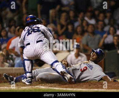 5 septembre 2007 - É.-U. - Jason Kendall, receveur des Cubs de Chicago, marque Juan Pierre des Los Angeles Dodgers en cinquième manche au Wrigley Field à Chicago, Illinois, le mardi 4 septembre 2007. (Nuccio DiNuzzo/Chicago Tribune/MCT) (image crédit : © Nuccio Dinuzzo/mct/ZUMAPRESS.com) Banque D'Images