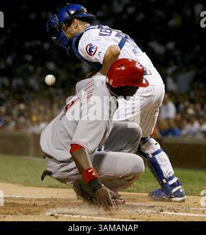 18 septembre 2007 - États-Unis - Jason Kendall, catcheur des Cubs de Chicago, laisse tomber la balle alors que les Cincinnati Reds Brendon Phillips marquent sur un single d'Edwin Encarnacion en première manche au Wrigley Field à Chicago, Illinois, le mardi 18 septembre 2007. (Nuccio DiNuzzo/Chicago Tribune/MCT) (image crédit : © Nuccio Dinuzzo/mct/ZUMAPRESS.com) Banque D'Images