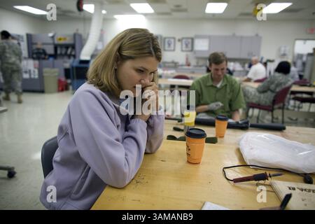 18 septembre 2007 - États-Unis - L'ergothérapeute Oren Ganz travaille avec le sergent Ted Wade du 82e aéroporté tandis que son épouse Sarah Wade est assise à côté au Walter Reed Army Medical Center à Washington, DC, le 19 septembre 2007. (Chuck Kennedy/MCT) (crédit image : © Chuck Kennedy/mct/ZUMAPRESS.com) Banque D'Images