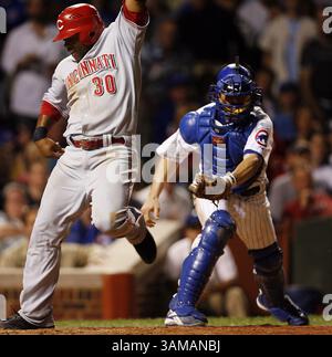 18 septembre 2007 - États-Unis - Chicago Cubs Catcher Jason Kendall regarde Cincinnati Reds Norris Hopper marquer sur un double par Jeff Keppinger en sixième manche au Wrigley Field à Chicago, Illinois, lundi 17 septembre 2007. (Nuccio DiNuzzo/Chicago Tribune/MCT) (image crédit : © Nuccio Dinuzzo/mct/ZUMAPRESS.com) Banque D'Images