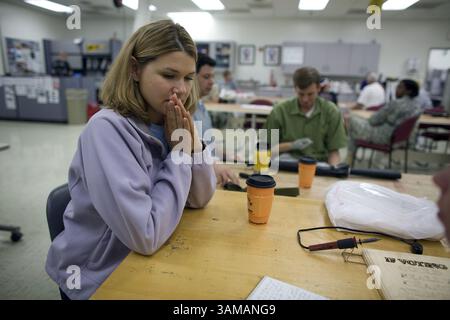 18 septembre 2007 - États-Unis - L'ergothérapeute Oren Ganz travaille avec le sergent Ted Wade du 82e aéroporté tandis que son épouse Sarah Wade est assise à côté au Walter Reed Army Medical Center à Washington, DC, le 19 septembre 2007. (Chuck Kennedy/MCT) (crédit image : © Chuck Kennedy/mct/ZUMAPRESS.com) Banque D'Images
