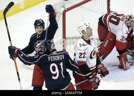28 septembre 2007 - É.-U. - Curtis Glencross de Columbus Blue Jackets (affrontement) célèbre son deuxième but de période avec son coéquipier Sergei Fedorov (91) alors que Mike Commodore (22) de Carolina Hurricanes regarde pendant la saison de hockey dans la LNH au Centre RBC le vendredi 28 septembre 2007, à Raleigh, en Caroline du Nord. (Ted Richardson/Raleigh News & observer/MCT) (image crédit : © Ted Richardson/mct/ZUMAPRESS.com) Banque D'Images