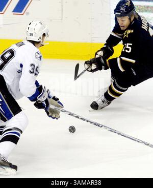 29 septembre 2007 - États-Unis - Dallas Stars L'aile gauche Niklas Hagman (15 ans) travaille la rondelle contre le défenseur de la foudre de Tampa Bay Mike Lundin (39 ans) lors de la première période à Dallas, Texas, le samedi 29 septembre 2007. (Bill Janscha/Fort Worth Star-Telegram/MCT) (crédit image : © Bill Janscha/mct/ZUMAPRESS.com) Banque D'Images