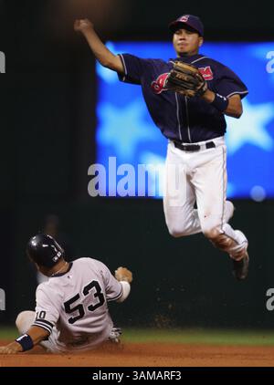 5 octobre 2007 - É.-U. - les Indiens de Cleveland Jhonny Peralta ne peuvent pas terminer le double jeu après avoir forcé Bobby Abreu, Yankees de New York, en septième manche, lors du match 2 d'un match de baseball éliminatoire de la série de la Ligue américaine au Jacobs Field à Cleveland, Ohio, vendredi 5 octobre 2007. (Ed Suba Jr./Akron Beacon Journal/MCT) (image de crédit : © Ed Suba Jr/mct/ZUMAPRESS.com) Banque D'Images