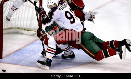 Oct. 6, 2007 - États-Unis - Sergei Fedorov de Columbus Blue Jackets fait tomber Nick Schultz de Minnesota Wild de ses patins en deuxième période au Xcel Energy Center le samedi 6 octobre 2007, à Paul, Minnesota. (Jim Gehrz/Minneapolis Star Tribune/MCT) (image de crédit : © Jim Gehrz/mct/ZUMAPRESS.com) Banque D'Images