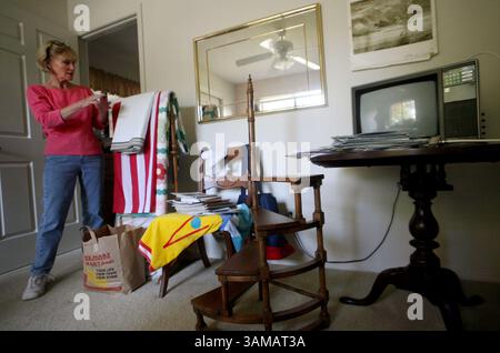 Octobre 10, 2007 - Linda Kyle se tient dans son bureau à la maison de Fresno, Californie, qui s'est transformé en une zone de stockage pour divers articles qu'elle a recueillis au fil des ans. (Darrell Wong/Fresno Bee/MCT) (crédit image : © Darrell Wong/MCT/ZUMAPRESS.com) Banque D'Images