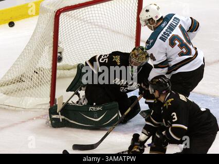 29 octobre 2007 - le gardien des Stars de Dallas Marty Turco défend contre une tentative de tir de l'aile gauche des Sharks de San Jose Patrick Rissmiller (34 ans) lors d'un match au American Airlines Center à Dallas, Texas, le lundi 29 octobre 2007. (Richard W. Rodriguez/Fort Worth Star-Telegram/MCT) (image crédit : © Fort Worth Star-Telegram/MCT/ZUMAPRESS.com) Banque D'Images