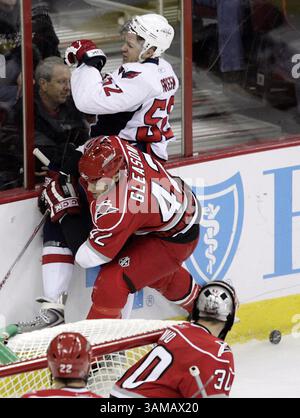 5 novembre 2007 - Tim Gleason (42) des Hurricanes de Caroline vérifie les capitales de Washington Mike Green dans les planches pendant la première période d'action. Les Hurricanes ont battu les Capitals, 5-0, au RBC Center de Raleigh, Caroline du Nord, le lundi 5 novembre 2007. (Chris Seward/Raleigh News & observer/MCT) (image crédit : © Chris Seward/MCT/ZUMAPRESS.com) Banque D'Images